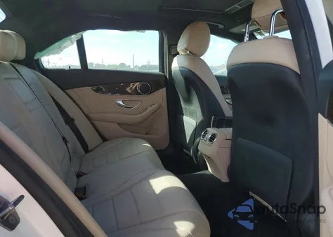 2019 Mercedes-Benz C 300 z USA, uszkodzony, nr VIN 55SWF8DB4KU295495